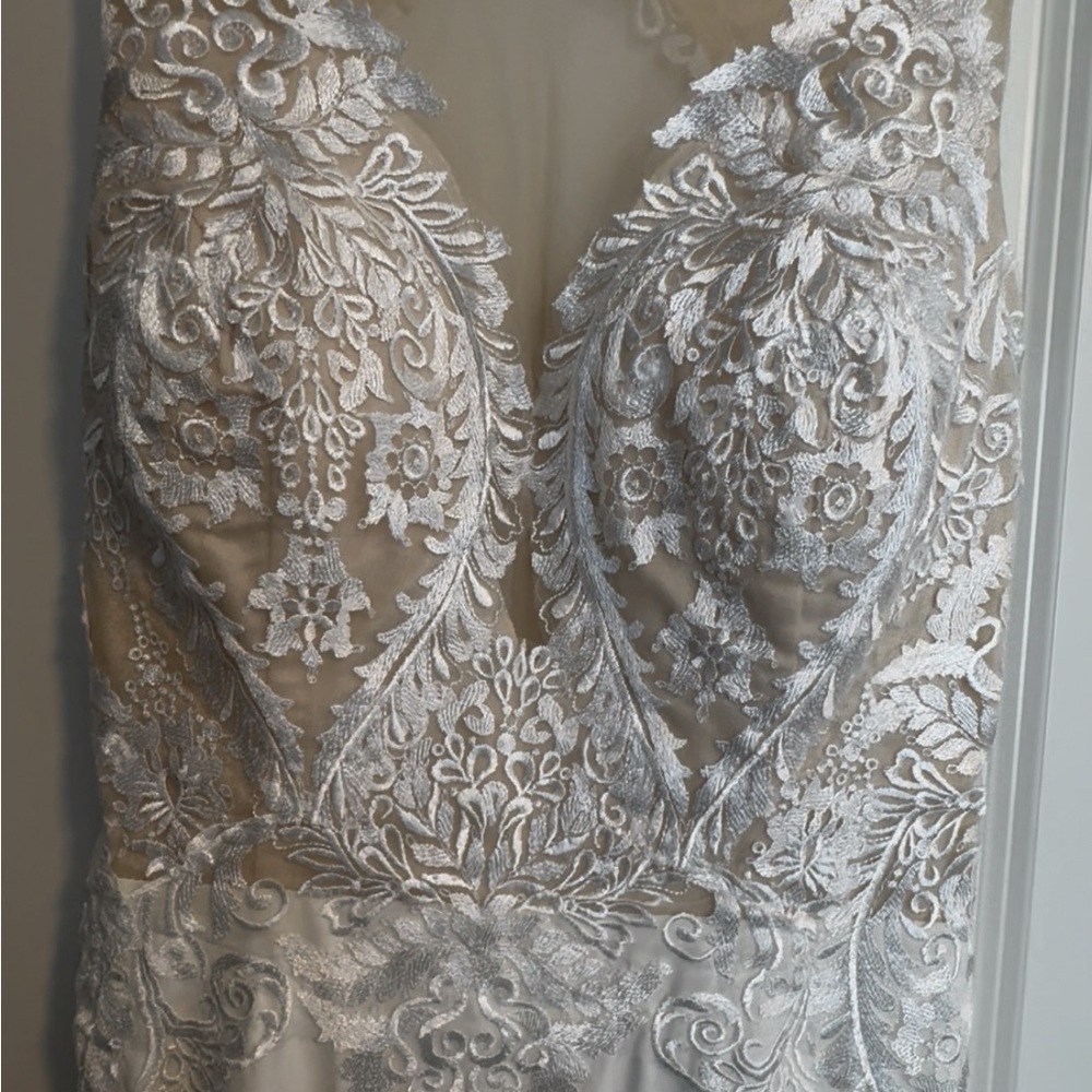 New! Elegant Sheer Lace Wedding Dress